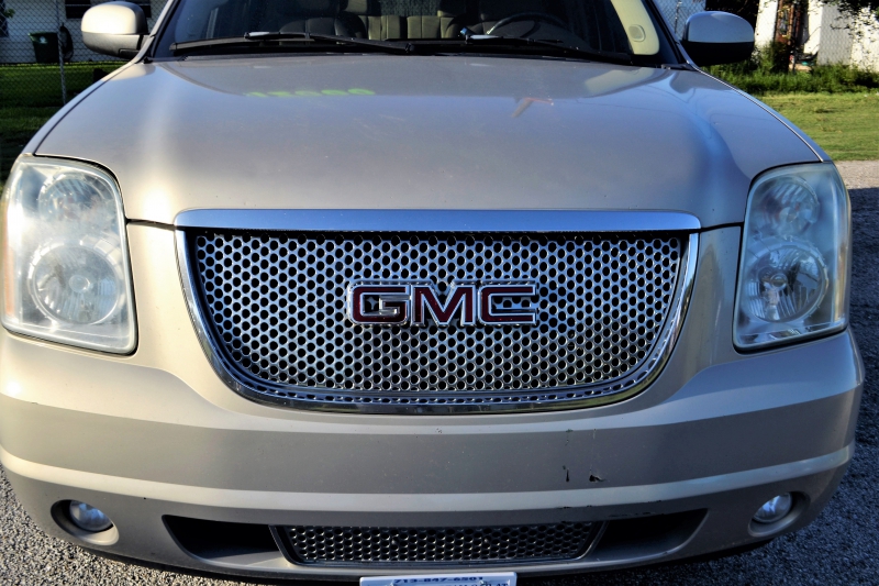 moto-TOURRETTES SUR LOUP-min_gmc-yukon-truck-grill-2828425